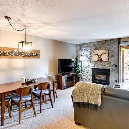 Elevated Fraser Condo With Mountain View And Amenities